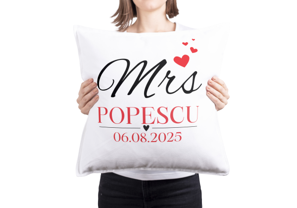 Perna personalizata 40x40”Mrs” pentru ea!