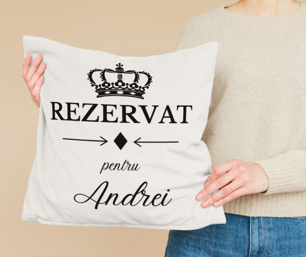 Perna personalizata 40x40 ”Rezervat” pentru el!