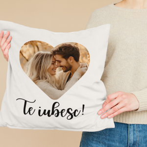 Perna perosnalizata 40x40 ”Te iubesc” cu poza!