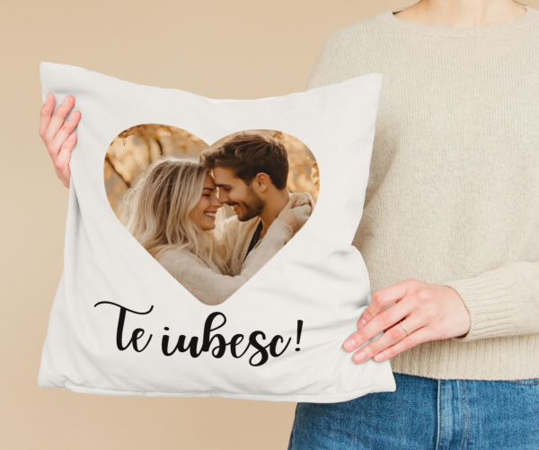 Perna perosnalizata 40x40 ”Te iubesc” cu poza!