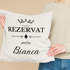 Perna personalizata 40x40 ”Rezervat” pentru ea!