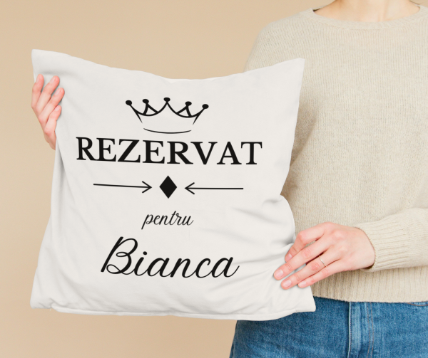 Perna personalizata 40x40 ”Rezervat” pentru ea!